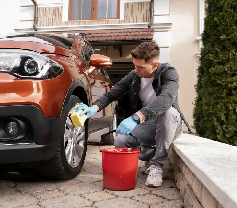 Lavage auto à domicile Saint-Projet-de-Salers : professionnel intervenant sur un véhicule
